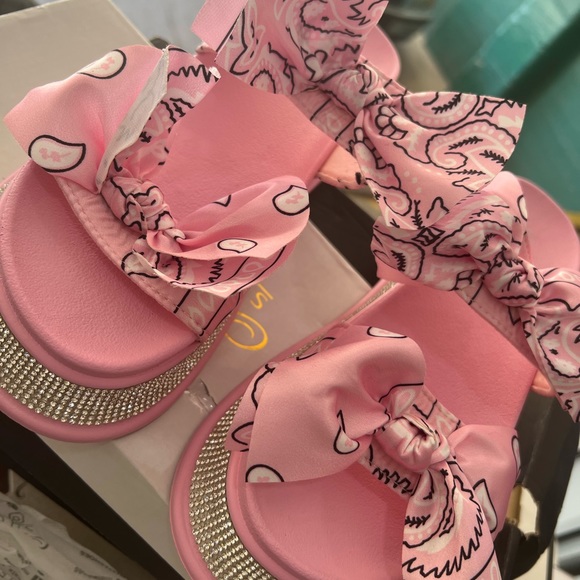 Soft Pink bandana slides - Picture 3 of 7